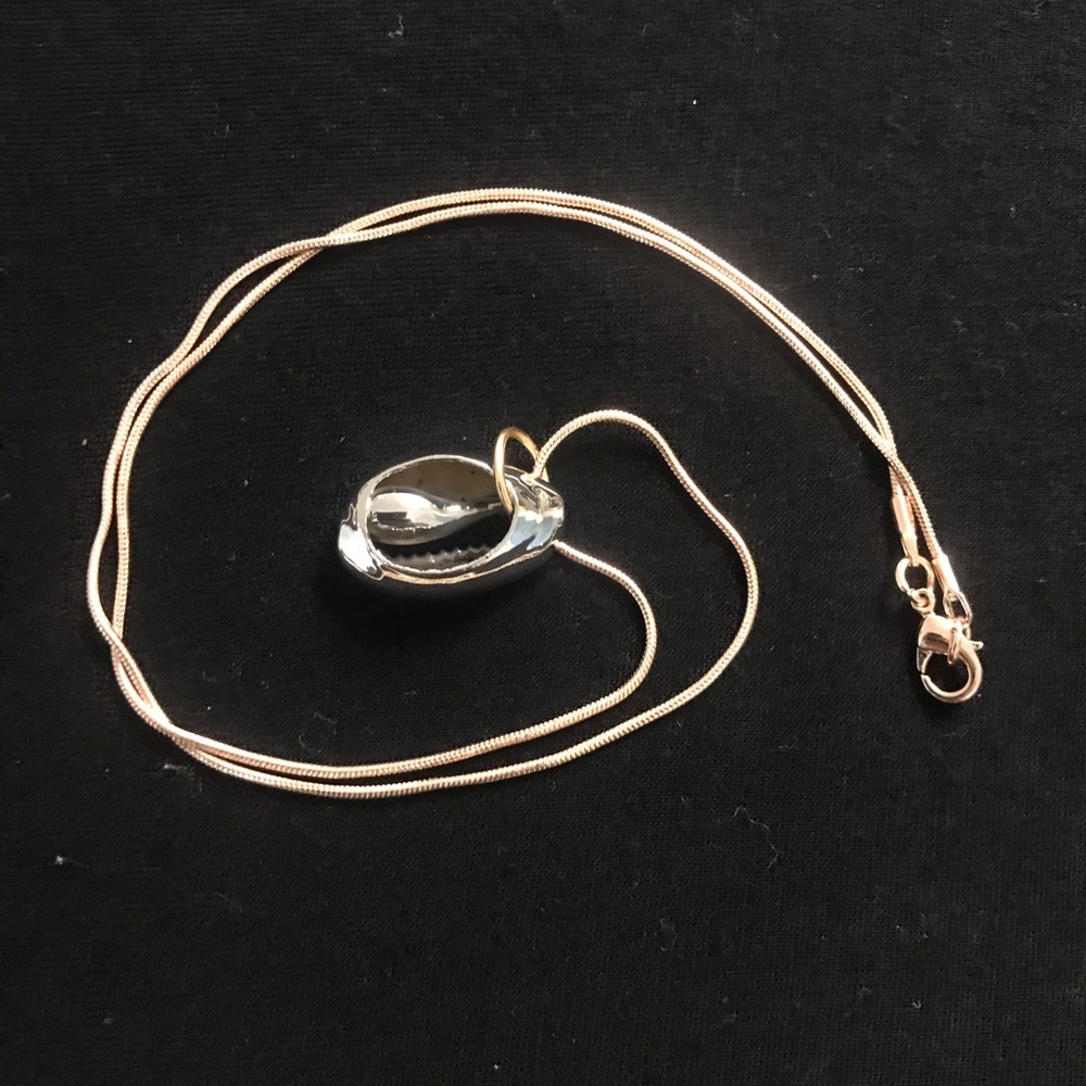 Shell Necklace - Picture 2 of 3